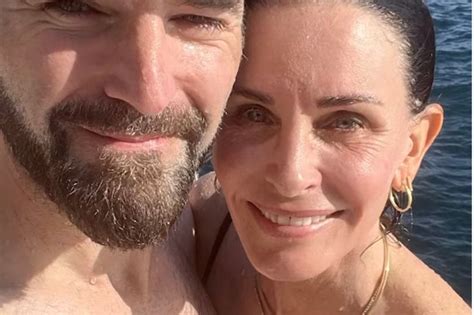 Courteney Cox stuns in rare bikini snap on Italian。